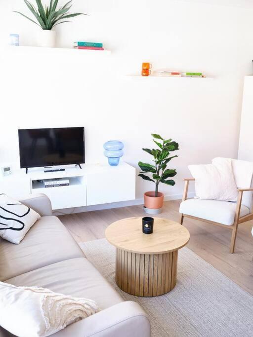Hugo By The Harbor, Light-Filled And Centrally Located Apartment - Free Parking Oostende Eksteriør bilde