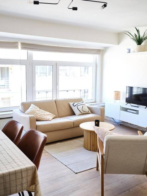 Hugo By The Harbor, Light-Filled And Centrally Located Apartment - Free Parking Oostende Eksteriør bilde